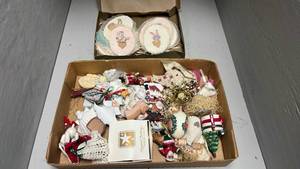 lot 870 image: Christmas Ornament Collection