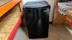 lot 896 image: Magic Chef Mini Refrigerator - Black 4.4 cu ft - Works