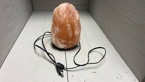 lot 1002 image: Natural Himalayan Salt Lamp (Bad Wire - Sold As Is)