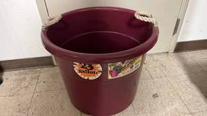 lot 1007 image: 23 Gallon Plastic Tub