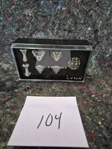 lot 4 image: Lynx Skull & Bone Dice Set