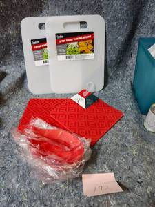 lot 92 image: Kitchen Essentials Bundle - Cutting Board and Silicone Trivet Set