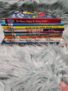 lot 101 image: Dr. Seuss Classic Childrens Book Collection - 12 Books Great Pre-Owned Condition
