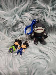 lot 118 image: Dragon Ball Z Character Keychain Set