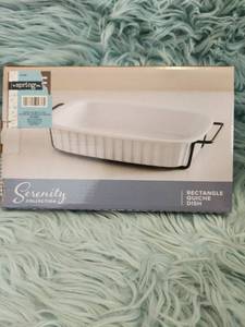 lot 206 image: Serenity Collection White Rectangle Quiche Dish with Metal Handles