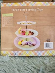 lot 236 image: 3-Tier Pastel Serving Stand