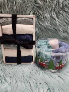 lot 271 image: Holiday Bath Gift Set with Washcloths and Candle