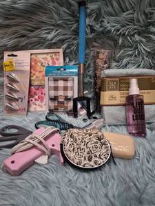 lot 290 image: Home Organization and Beauty Bundle