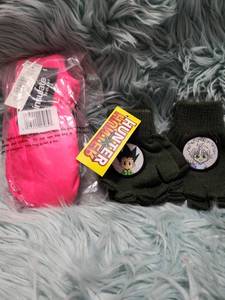 lot 315 image: Hunter x Hunter Official Merchandise Bundle - Gloves and Slippers
