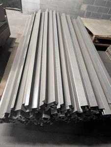 lot 1006 image: Metal pole lot