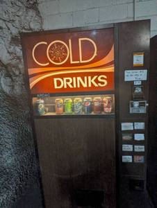 lot 1016 image: Ardac Cold Drinks Vending Machine