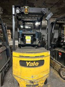 lot 3002 image: Yale Stand-Up Reach Truck NR040