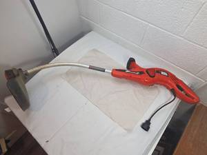 lot 28 image: Black & Decker GrassHog XP String Trimmer