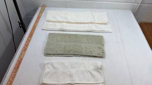 lot 52 image: Cotton Hand Towel Set