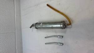lot 86 image: Manual Grease Gun with 2 Extension Nozzles