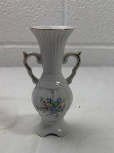 lot 205 image: Floral Pattern Porcelain Wall Pocket Vase