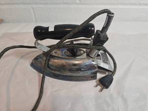 lot 226 image: Coleman Master-Automatic Model 37 Electric Iron