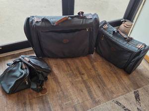 lot 233 image: Samsonite Garment Bag Collection