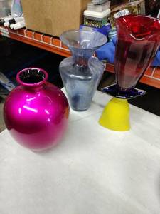 lot 18510 image: Set of 3 Decorative Vases
