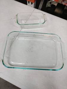 lot 18528 image: Set of 2 Glass Bakeware Pans