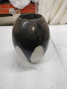 lot 18535 image: Decorative Vase