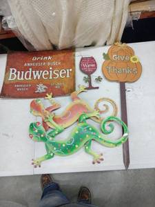 lot 18547 image: Miscellaneous Home Decor