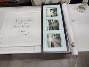 lot 18559 image: Set of Home Decor