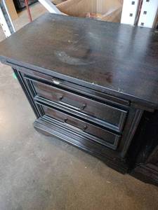 lot 18562 image: Pulaski Furniture 3 Drawer Nightstand