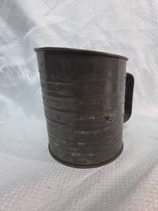 lot 8 image: Bromwells Metal Flour Sifter with Red Knob