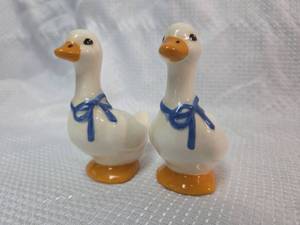 lot 16 image: Ceramic Duck Salt and Pepper Shakers with Blue Bows