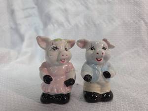 lot 19 image: Ceramic Pig Salt and Pepper Shakers