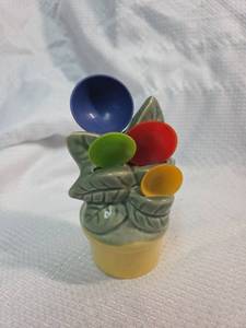 lot 42 image: Vintage ceramic wall hanging flower pot with original measuring spoons