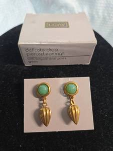 lot 43 image: Avon Green Stone Drop Earrings