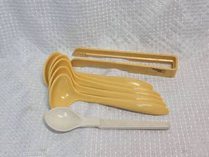 lot 71 image: VINTAGE Tupperware Utensils