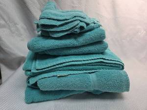 lot 111 image: Turquoise Cotton Bath Towel Set