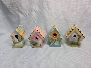 lot 130 image: Mini Decorative Spring Birdhouse Set