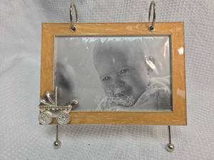 lot 133 image: Green Tree Gallery Photo Album with Display Stand