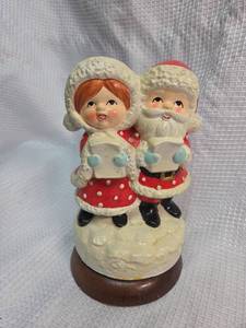 lot 153 image: Winter Children Figurine Music Box