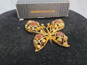lot 160 image: Beautiful Butterfly Pin with Pink Glass and Pearls