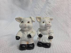 lot 167 image: Miniature White Pig Salt and Pepper Shakers