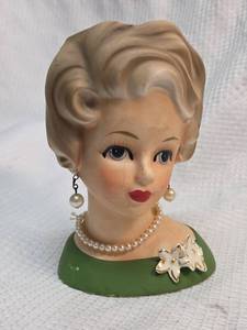 lot 170 image: 1950s Lady Head Vase with Pearl Necklace