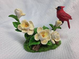 lot 172 image: Heritage House Cardinal with White Flowers Figurine