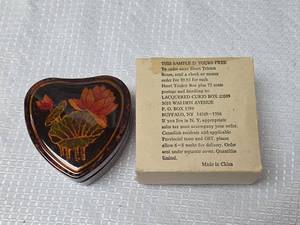 lot 196 image: Heart Shaped Lacquered Trinket Box with Lotus Design