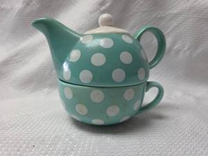 lot 211 image: Turquoise Polka Dot Tea Set