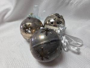 lot 217 image: Silver Snowflake Bell Ornaments Set