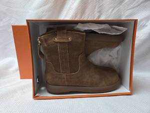 lot 220 image: Brown Suede Mid-Calf Boots with Side Zipper Size 6