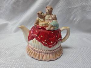 lot 223 image: Teddy Bears Tea Party Ceramic Teapot