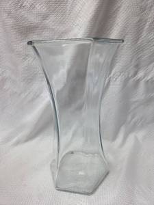 lot 254 image: Large Clear Glass Hexagonal Flower Vase