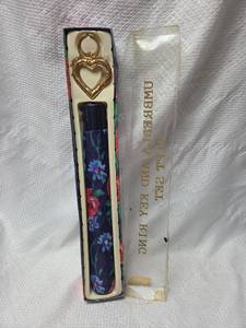 lot 256 image: Floral Umbrella and Heart Keyring Gift Set