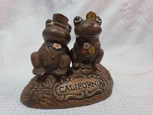 lot 281 image: California Frog Couple Salt and Pepper Shakers